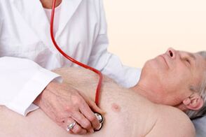 Le docteur examine un patient avec l'hypertension